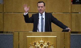 Медведев заявил, что на повышение МРОТ нет денег